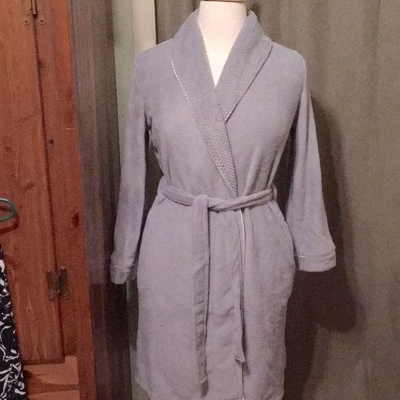 Laura Ashley gray bathrobe size medium. - Picture 1 of 6